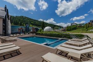 Bazén v ubytování Premium hotel & SPA nebo v jeho okolí