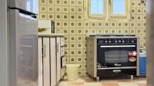 Una cocina o zona de cocina en مسكن البدر 118 fotos más