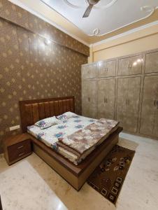 Postel nebo postele na pokoji v ubytování Hare Krishna Homestay + 16 fotografií