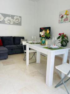 a living room with a white table and a couch at Ático Fuengirola Playa Centro Ciudad in Fuengirola
