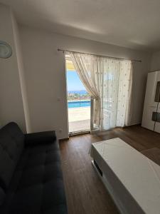 Galeriebild der Unterkunft Beachfront House Robert with Pool in Cesarica