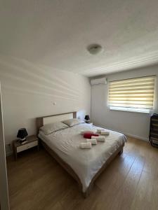 Galeriebild der Unterkunft Beachfront House Robert with Pool in Cesarica