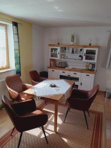 迪森阿姆阿梅尔塞Ferienwohnung Dießen Bierdorf EG的一间带桌椅的客厅和一间厨房 更多16张照片