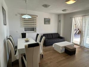 Galeriebild der Unterkunft Beachfront House Robert with Pool in Cesarica