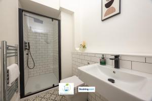 Un baño blanco con lavabo y ducha. en 2 Bedroom Apartment By Green Haven Escapes Short Lets & Serviced Accommodation In Leeds with Free WiFi & Parking, en Farnley 33 fotos más