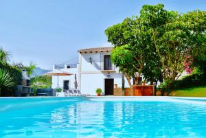 Πισίνα στο ή κοντά στο Villa Monica