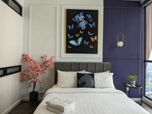 Un dormitorio con una cama grande con paredes moradas. en Scarletz Suites KLCC by Classic, en Gua Sai 18 fotos más