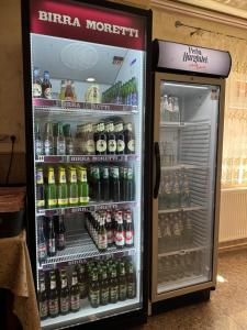 una nevera llena de botellas de refresco en Pensiunea Ana Maria, en Brad