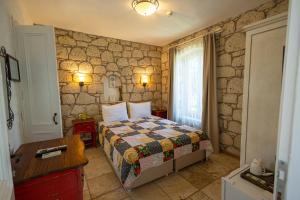 A bed or beds in a room at Kupina Alaçatı