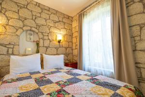 A bed or beds in a room at Kupina Alaçatı