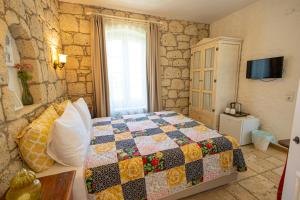 A bed or beds in a room at Kupina Alaçatı
