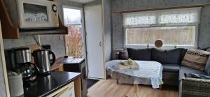 ein Wohnzimmer mit Sofa und Tisch in der Unterkunft De Veenborg in Kolham