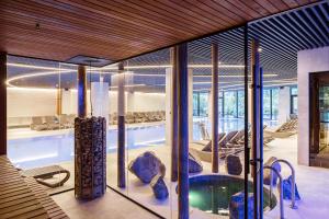 Bazén v ubytování HVOYA Apart-Hotel & SPA nebo v jeho okolí