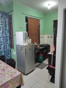 Η κουζίνα ή μικρή κουζίνα στο Kakakmanisshomestay Kota Kinabalu 3R +1 φωτογραφίες