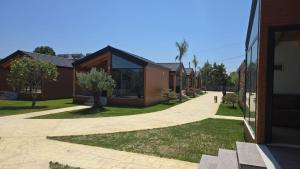 a house with a walkway next to a building at Kompleksi Turistik ARMANDO in Tale
