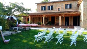 Un jardín fuera de Lujosa Villa con piscina junto a Palma