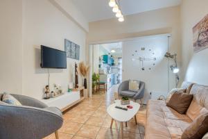 TV a/nebo společenská místnost v ubytování Jo's Guesthouse, Benitses