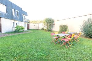 un gruppo di sedie e un tavolo in un cortile di Le Panama - 5 min du centre, 500m2 de jardin a Évreux Altre 18 foto