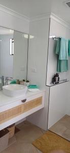 Ένα μπάνιο στο Dream stay on the Strand, one bedroom apartment on the third floor