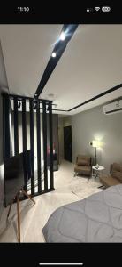 Postel nebo postele na pokoji v ubytování استيديو جاكوزي قريب من البحر + 2 fotografie