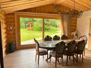 ein Esszimmer mit Tisch und Stühlen und einem großen Fenster in der Unterkunft Jōekalda in Langa