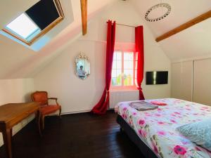 a bedroom with a bed and a desk and a window at Magnifique Maison vue mer 150m de la plage in Trouville-sur-Mer