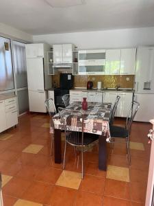 O bucătărie sau chicinetă la Casa Stefania