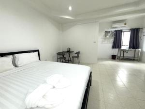 Postel nebo postele na pokoji v ubytování Patong Canal Villa 104