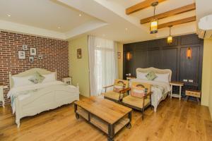 um quarto com duas camas e uma mesa em 田田圈 em Luodong