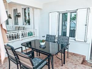 A balcony or terrace at Haraki Aqua Blue