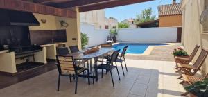 Bazén v ubytovaní Riumar "Conchita", 200m to beach, private pool, On-Site-Service, dog beach alebo v jeho blízkosti