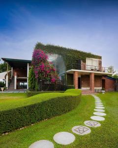 En have udenfor Skylight Villa, Krishibari Estates