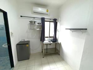 Un baño pequeño con lavabo y ventana. en Patong Canal Villa 106, en Patong Beach