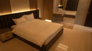 En eller flere senge i et værelse på Skylight Villa, Krishibari Estates