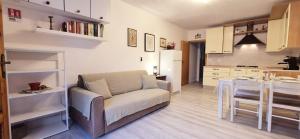 a living room with a couch and a table at Casa vacanza in Cecina