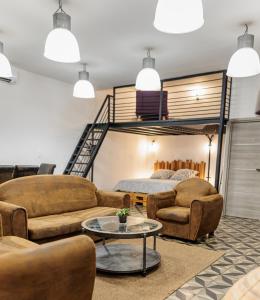 - un salon avec des canapés et un lit en mezzanine dans l'établissement Loft SSL insolite!!!, à Gignac-la-Nerthe