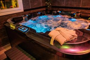 - un bain à remous avec une serviette dans l'établissement Loft SSL insolite!!!, à Gignac-la-Nerthe