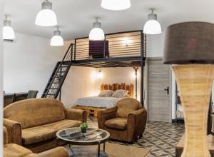 - une chambre avec un lit et une mezzanine dans l'établissement Loft SSL insolite!!!, à Gignac-la-Nerthe