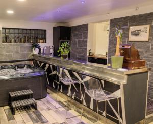 un bar dans un restaurant à l'éclairage violet dans l'établissement Loft SSL insolite!!!, à Gignac-la-Nerthe 37 autres photos