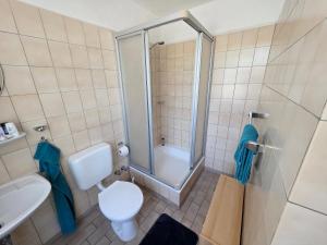 a bathroom with a shower and a toilet and a sink at Stadt Hamburg in Lenzen +21 photos