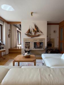 un soggiorno con una barca sul camino di Die Landhausvilla in Unterach am Attersee a Unterach am Attersee