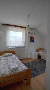 un dormitorio con una cama y una ventana en Family home EHLI, en Vogošća
