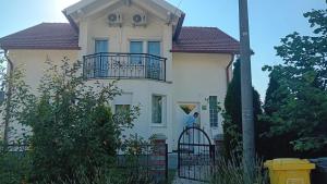 una casa con una persona parada fuera de ella en Family home EHLI, en Vogošća