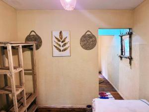 Postel nebo postele na pokoji v ubytování Arusha Jua Eco Home- on coffee farm