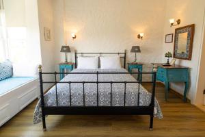 A bed or beds in a room at Kupina Alaçatı