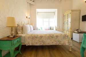 A bed or beds in a room at Kupina Alaçatı