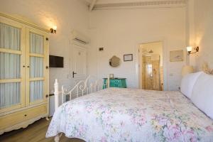 A bed or beds in a room at Kupina Alaçatı