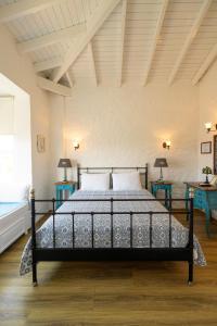 A bed or beds in a room at Kupina Alaçatı