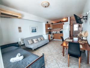 A kitchen or kitchenette at Haraki Aqua Blue
