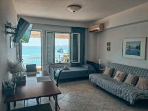 A television and/or entertainment centre at Haraki Aqua Blue